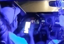 Exhiben a chofer texteando mientras maneja combi.