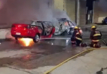 Sujetos en moto incendian dos vehículos durante madrugada.