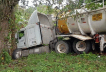 Accidente de pipa con crudo deja un lesionado en carretera.