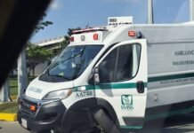 Accidente vial involucra ambulancia del IMSS frente a Plaza Sendero.