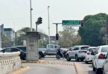 Persecución en Paseo Tabasco deja vehículo abandonado.