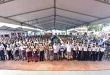 Gobierno entrega tabletas a estudiantes de la Sierra.
