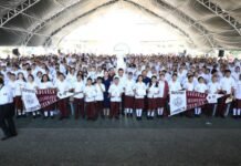 Javier May impulsa inclusión digital con entrega de tabletas.