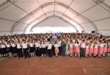 Javier May entrega mil 755 tabletas a estudiantes en Jalpa.