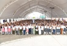 Entregan tabletas a estudiantes de secundaria en Huimanguillo.