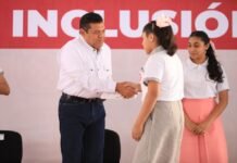 Familias agradecen apoyo educativo con tabletas en Tabasco.