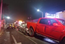 Carambola entre tres vehículos deja daños materiales menores.