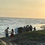 Vuelca camioneta en playa de Paraíso sin lesionados.