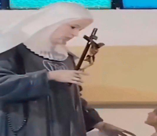 Videos de virgen llorando y moviéndose se viralizan en redes.