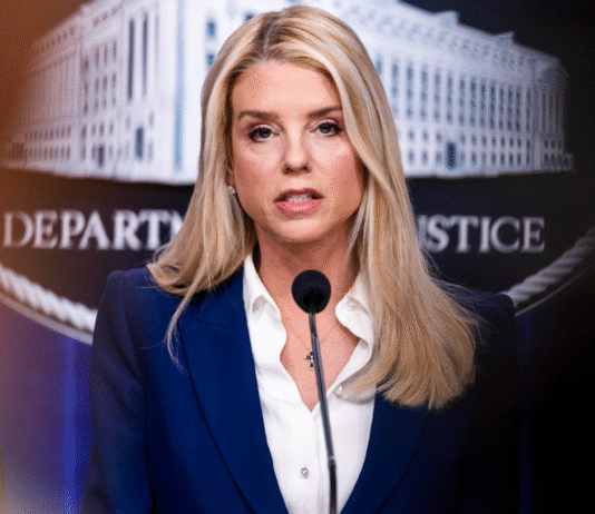Trump destituye a Pam Bondi como fiscal general.
