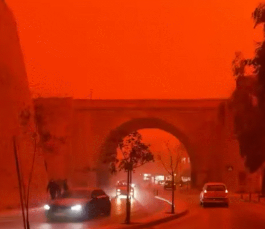 Tormenta del Sahara pinta de rojo el cielo.