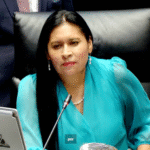 Senadora Rivera genera polémica al compararse con Goku.