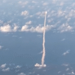 Captan desde avión despegue histórico de Artemis 2.