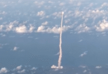 Captan desde avión despegue histórico de Artemis 2.