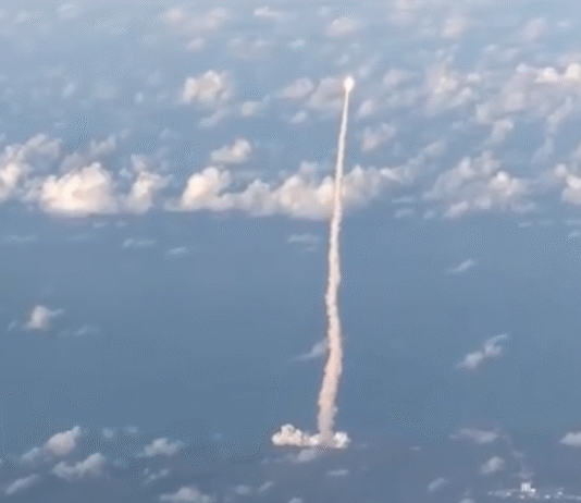 Captan desde avión despegue histórico de Artemis 2.