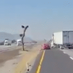 Trailero descarrila a auto pequeño en carretera 57.