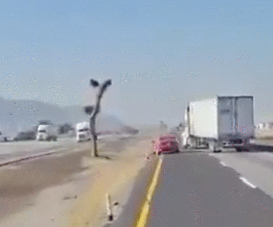 Trailero descarrila a auto pequeño en carretera 57.