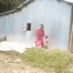 Mujer enfrenta ataque de turba para proteger hogar.