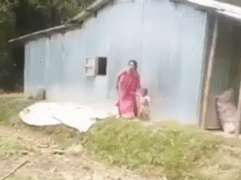 Mujer enfrenta ataque de turba para proteger hogar.