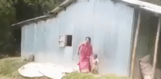 Mujer enfrenta ataque de turba para proteger hogar.