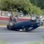 Volcadura en Periférico moviliza cuerpos de emergencia.