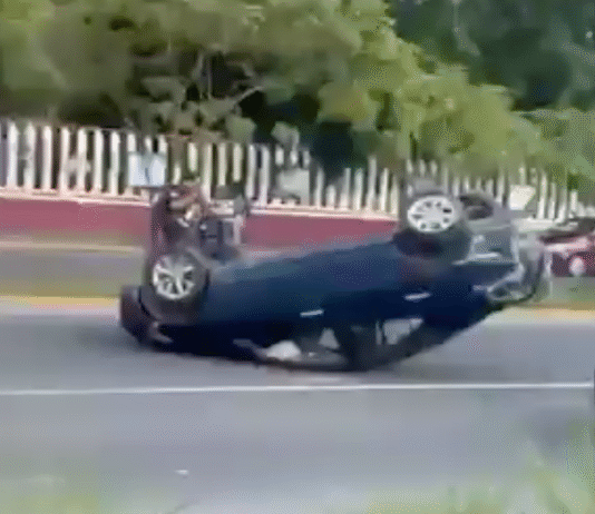 Volcadura en Periférico moviliza cuerpos de emergencia.