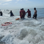 Rescatan a cuatro personas en playa de Paraíso.