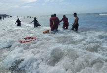 Rescatan a cuatro personas en playa de Paraíso.