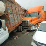 Choque múltiple entre cinco vehículos colapsa carretera.