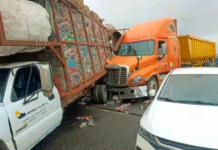 Choque múltiple entre cinco vehículos colapsa carretera.