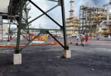 Arde coque en Dos Bocas; controlan incendio.