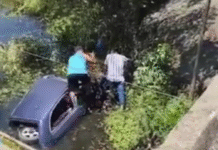 Impactante accidente deja auto hundido y conductor prensado.