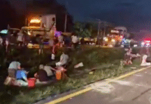 Rapiña tras volcadura de tráiler con azúcar.