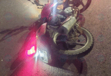Muere motociclista tras brutal impacto y conductor huye en carretera.