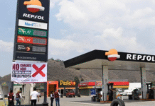 Profeco va contra gasolineras caras y exhibe abusos con lonas todo México.