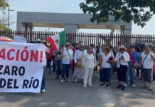 Protestan vecinos por riesgos y exigen reubicación en Dos Bocas.