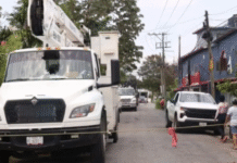 Vecinos sin luz bloquean carretera y retienen unidad oficial en Nacajuca.