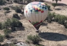 Globo sin combustible aterriza cerca de pirámide.