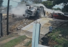 Volteo cargado de rocas provoca fuerte accidente.