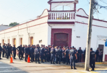 Policías estallan en Jonuta por sueldos y abandono.