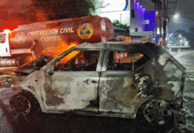 Atropella y choca; vehículo se incendia y deja un muerto.