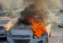 Auto arde en plaza Altabrisa por corto circuito.