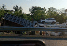 Volteo pierde control y cae en cuneta.
