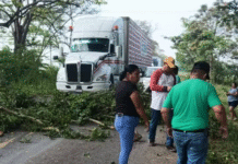 Huimanguillo estalla por apagones y bloquea carretera.