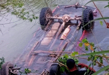 Camioneta cae al río y chofer muere.