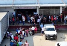 Consumidores abarrotan Pescando Vida por pescado fresco y económico.