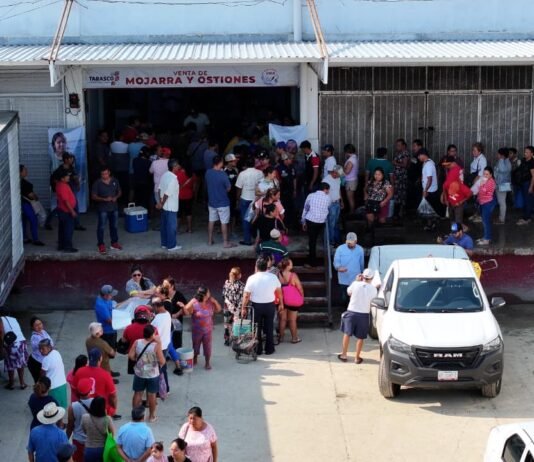 Consumidores abarrotan Pescando Vida por pescado fresco y económico.