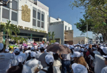 Marchan burócratas y presionan por cambios urgentes por ley ISSET.
