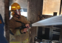 Incendio consume departamento en Villa El Cielo.