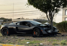 McLaren de lujo termina destrozado y abandonado.